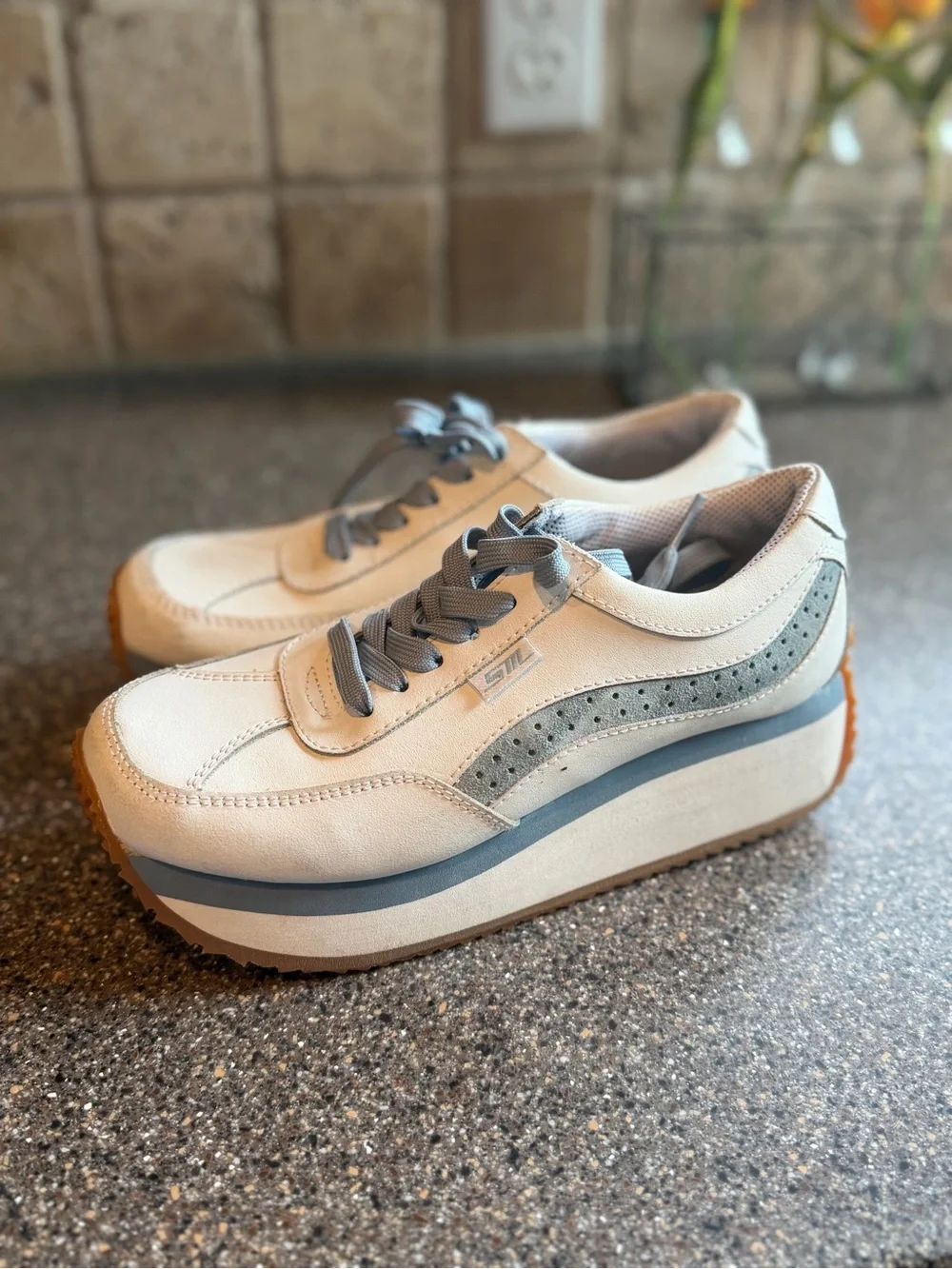 Steve Madden Women’s Platform Sneakers White Gray Gum Sole Size 6.5